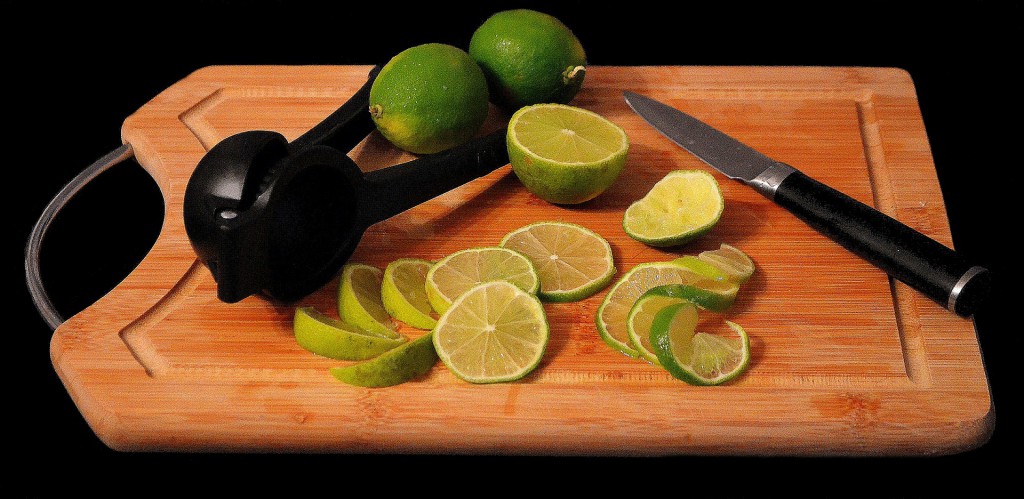 En tranches comme des quartiers, juste le jus ou juste le zeste ?  Couper les citrons verts pour la caiprinha est vraiment difficile.