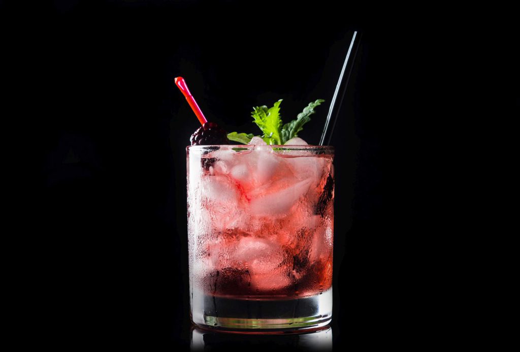 Un cocktail smash blackberry bourbon avec de la menthe, des mûres et du whisky bourbon.  Source : Fotolia.com © maxandrew