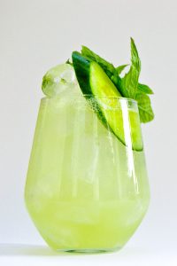 Un concombre vert - avec de la menthe, du concombre, du gin et du citron amer. 