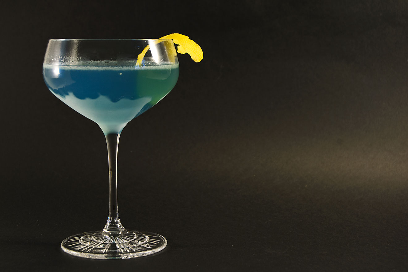 La palette de couleurs du cocktail aviation va du gris au bleu lilas pâle en passant par le bleu profond.
