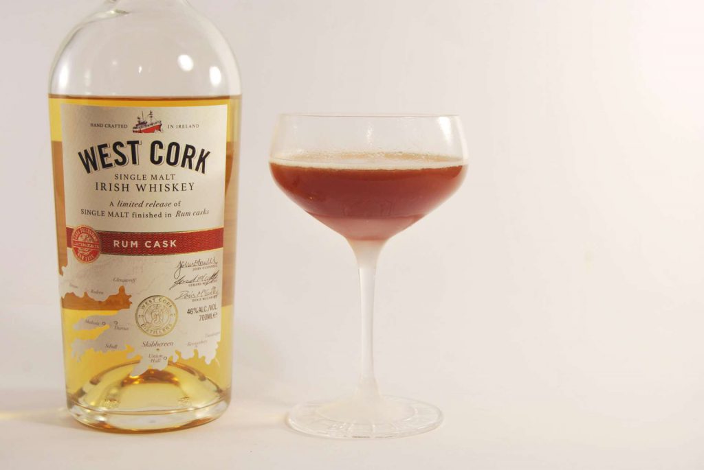 Der West Cork Single Malt Rum Cask Irish Whiskey im Blood and Sand.