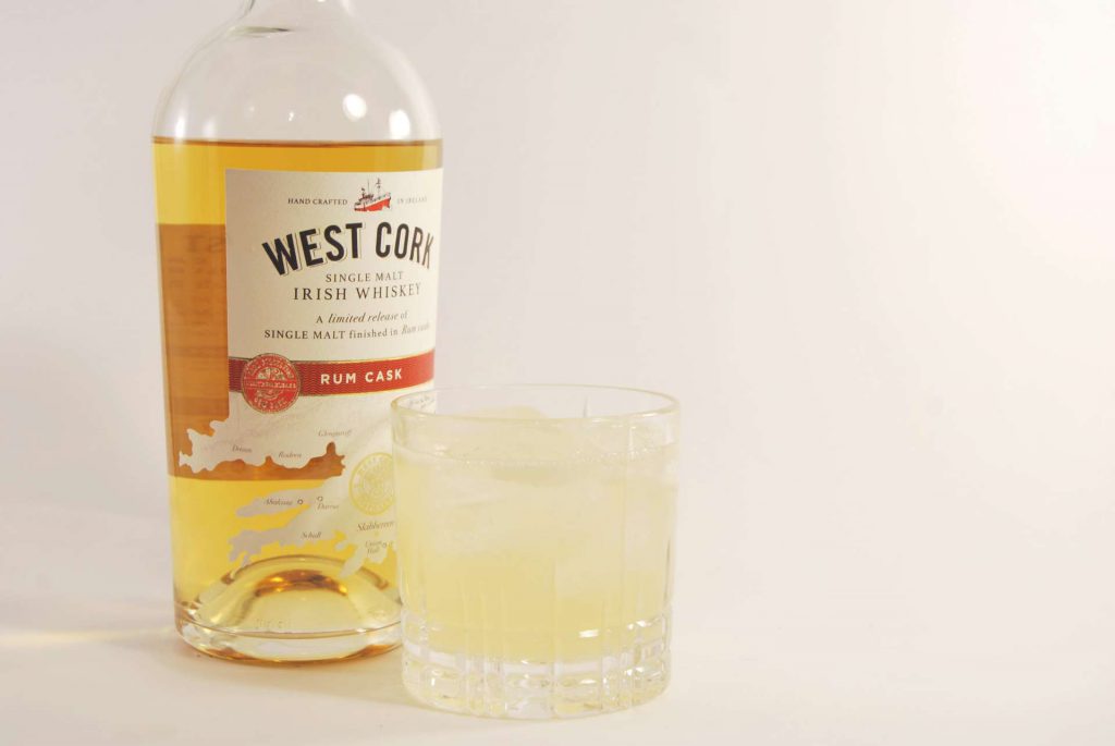 Le West Cork Single Malt Rum Cask Irish Whiskey dans un Whisky Sour, exceptionnellement sans œuf.