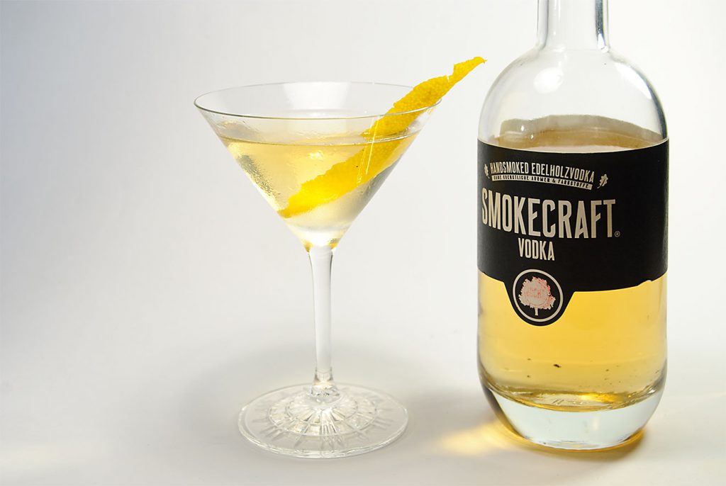 Grâce à Smokecraft Vodka, les boissons classiques comme le Vodka Martini deviennent un Smokey Vodka Martini. 