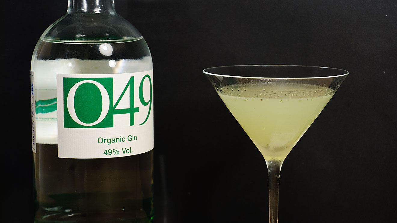 Le O49 Smash est un short drink à la sauge qui met parfaitement en valeur les arômes du gin bio. 