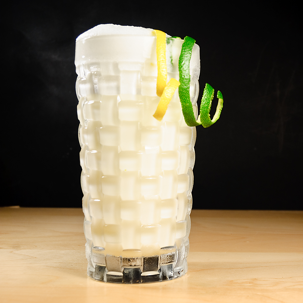 Der Ramos Gin Fizz ist in kleinen Gläsern besser aufgehoben als in großen - auch wenn der Gin-Cocktail als Longdrink besser aussieht. 
