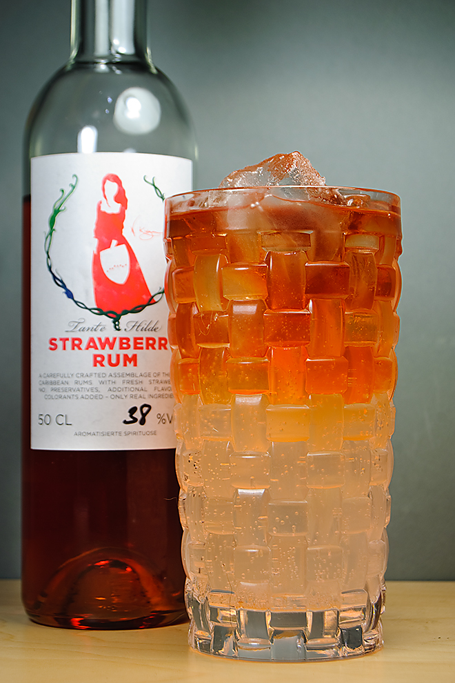 Tante Hilde Strawberry Rum in einem Dark & Stormy - der dank Erdbeer-Rum zum Pink/Red and Stormy wird. 