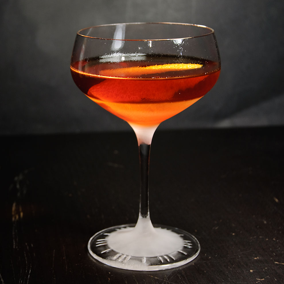 Ein Martinez-Cocktail im Coupette-Glas. 