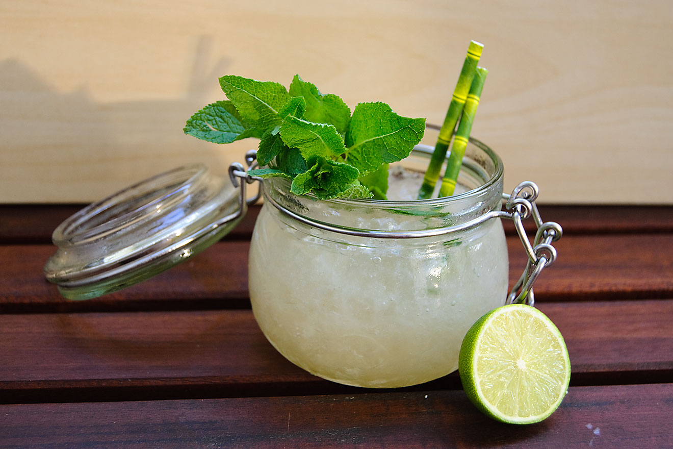 Un punch planteur classique : soda, glace pilée, rhum, amers, jus de citron vert. 