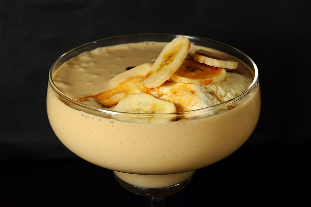Un milk-shake au bourbon et à la banane au beurre de cacahuète avec de la glace à la vanille et du lait. 