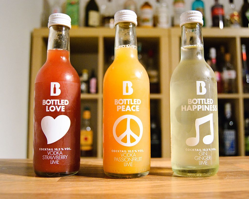 Bottled Cocktails in den Geschmacksrichtungen Bottled Happyness (Ingwer), Bottled Love (Erdbeer) und Bottled Peace (Maracuja). 