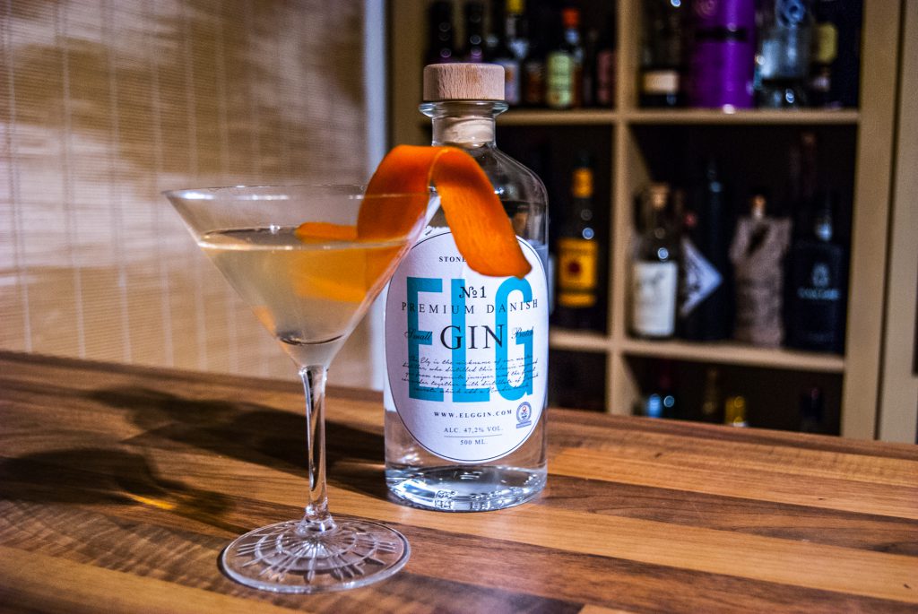 Elg Gin in einem Martini.