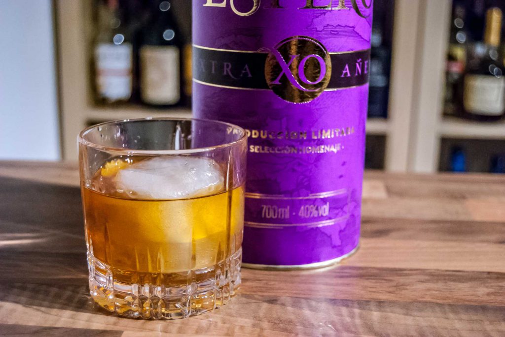 Der Ron Espero in einem Rum Old Fashioned.