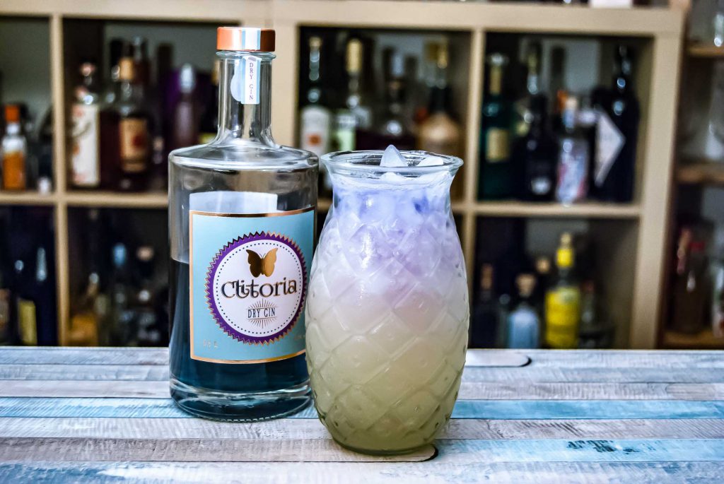 Clitoria Gin als Farbverlaufs-Deko auf einem Tiki-Drink. 