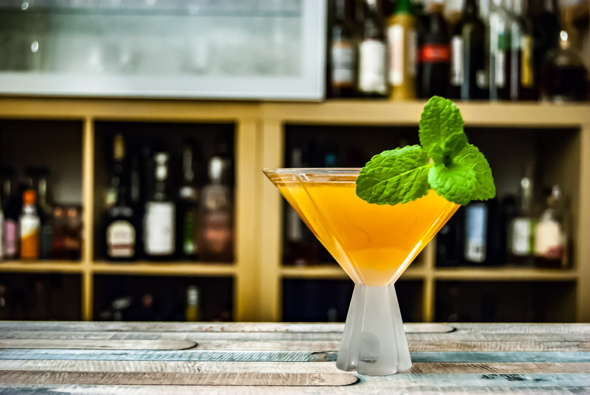 Le Old Cuban est traditionnellement servi dans une coupette, mais un verre à martini fonctionne également. 