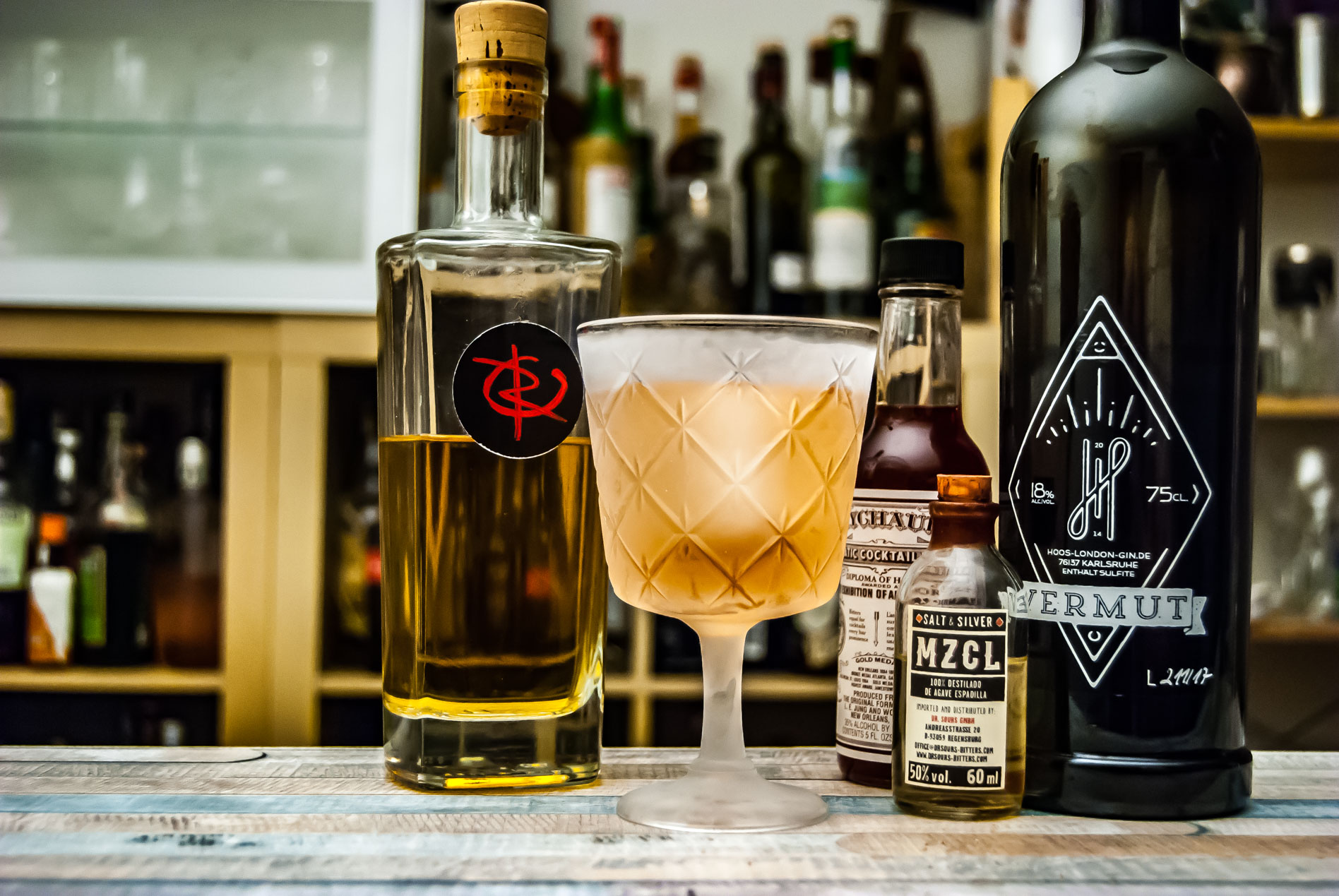 Der Drydaddy Cocktail mit allen Zutaten: Hoos Vermut, MZCL Salt & Silver, Peychaud's Bitters und Revolte Spiced Rum.