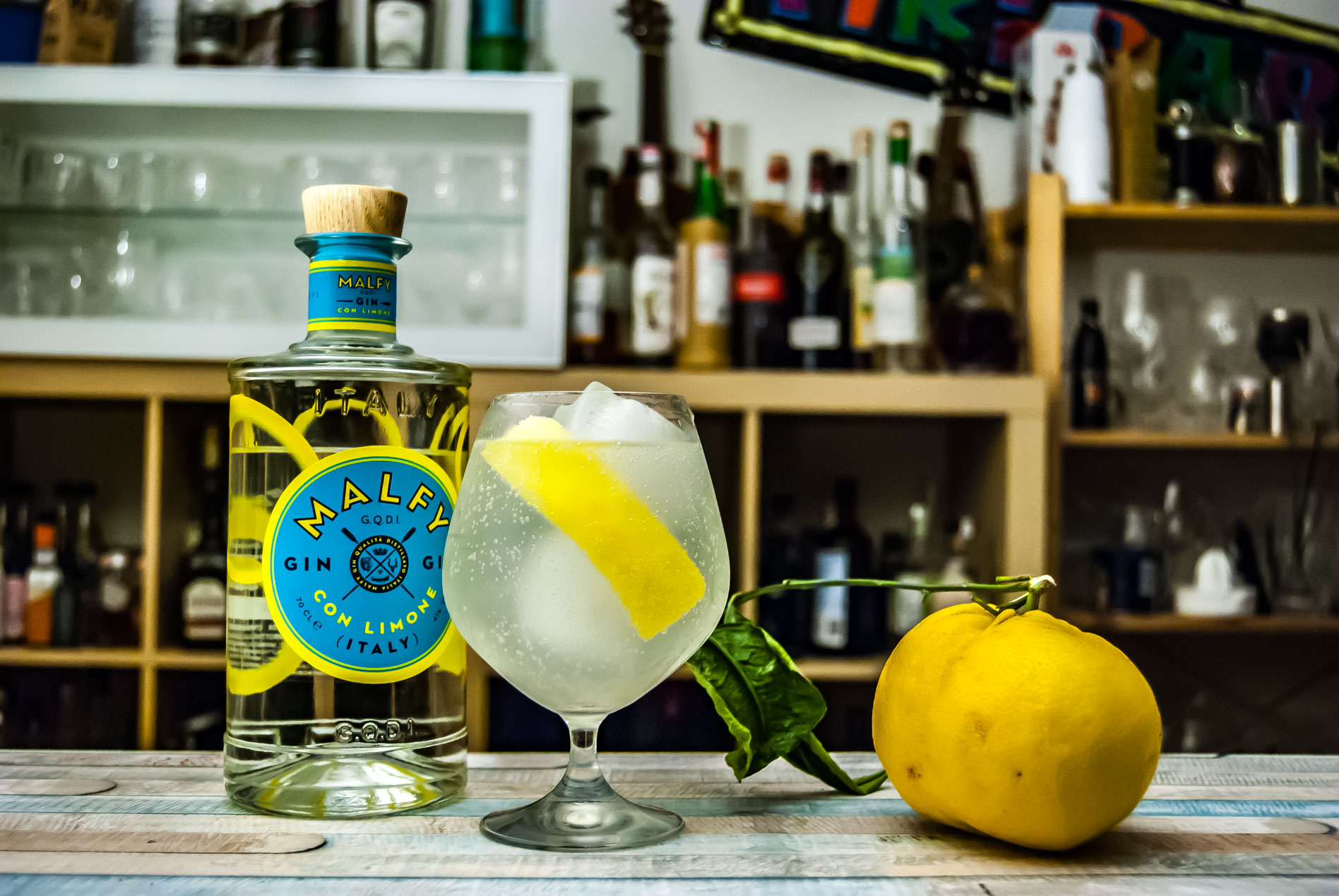 Malfy Gin con Limone en Gin Fizz avec le zeste et le jus d'un citron Amalfi.  Hart nomnomnom, comme disent les Français. 