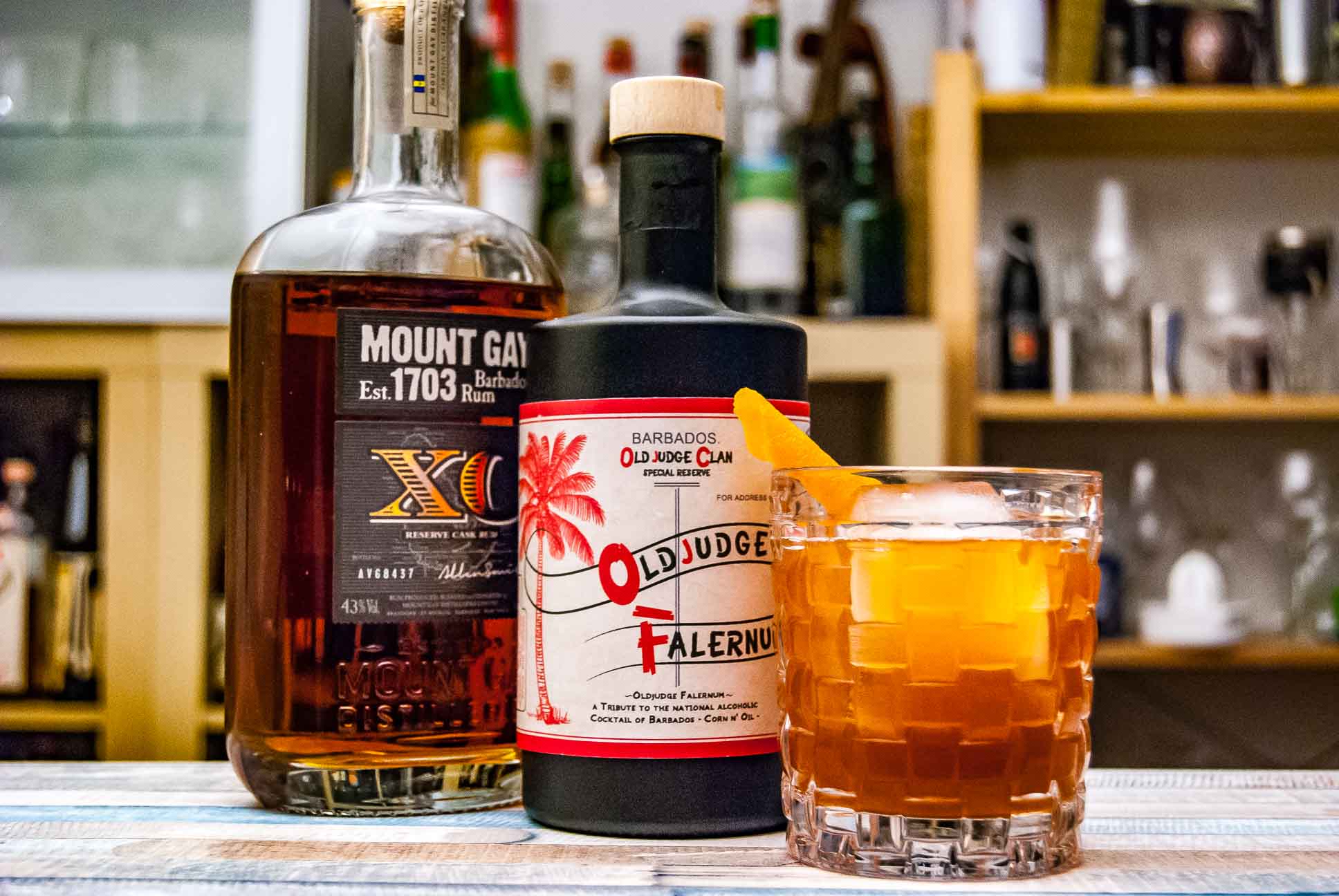 Mount Gay XO Rum im Corn 'n Oil mit Old Judge Falernum.