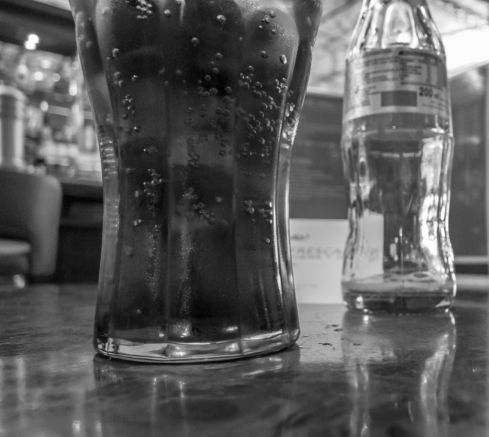 Cola in schwarzweiß.