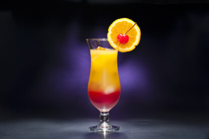 Ein Tequila Sunrise Cocktail mit Tequila, Orangensaft und Grenadine. Quelle: Fotolia.com © 3532studio