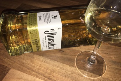 Ein Tequila El Jimador Reposado im Glas mit Flasche.