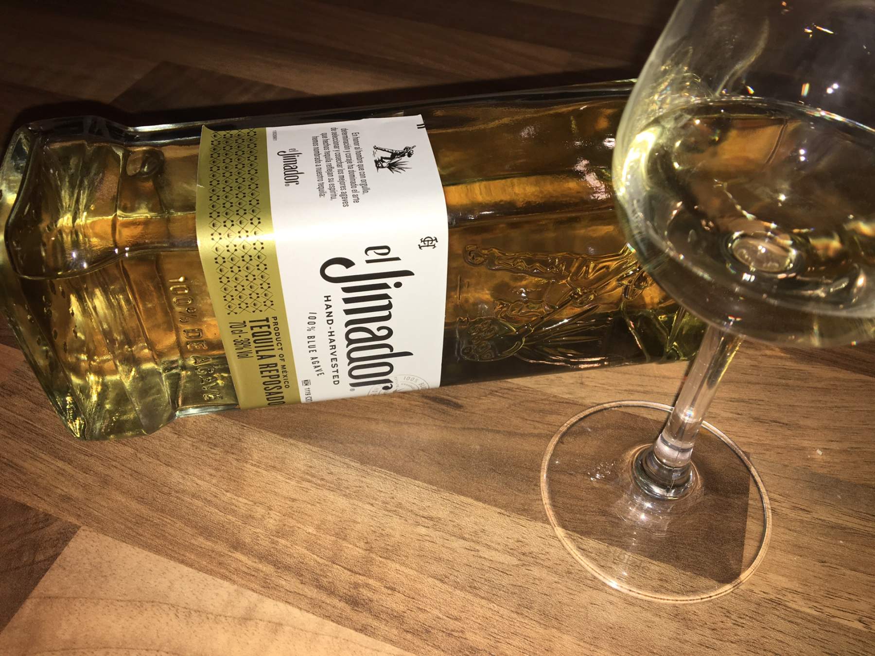 Ein Tequila El Jimador Reposado im Glas mit Flasche.