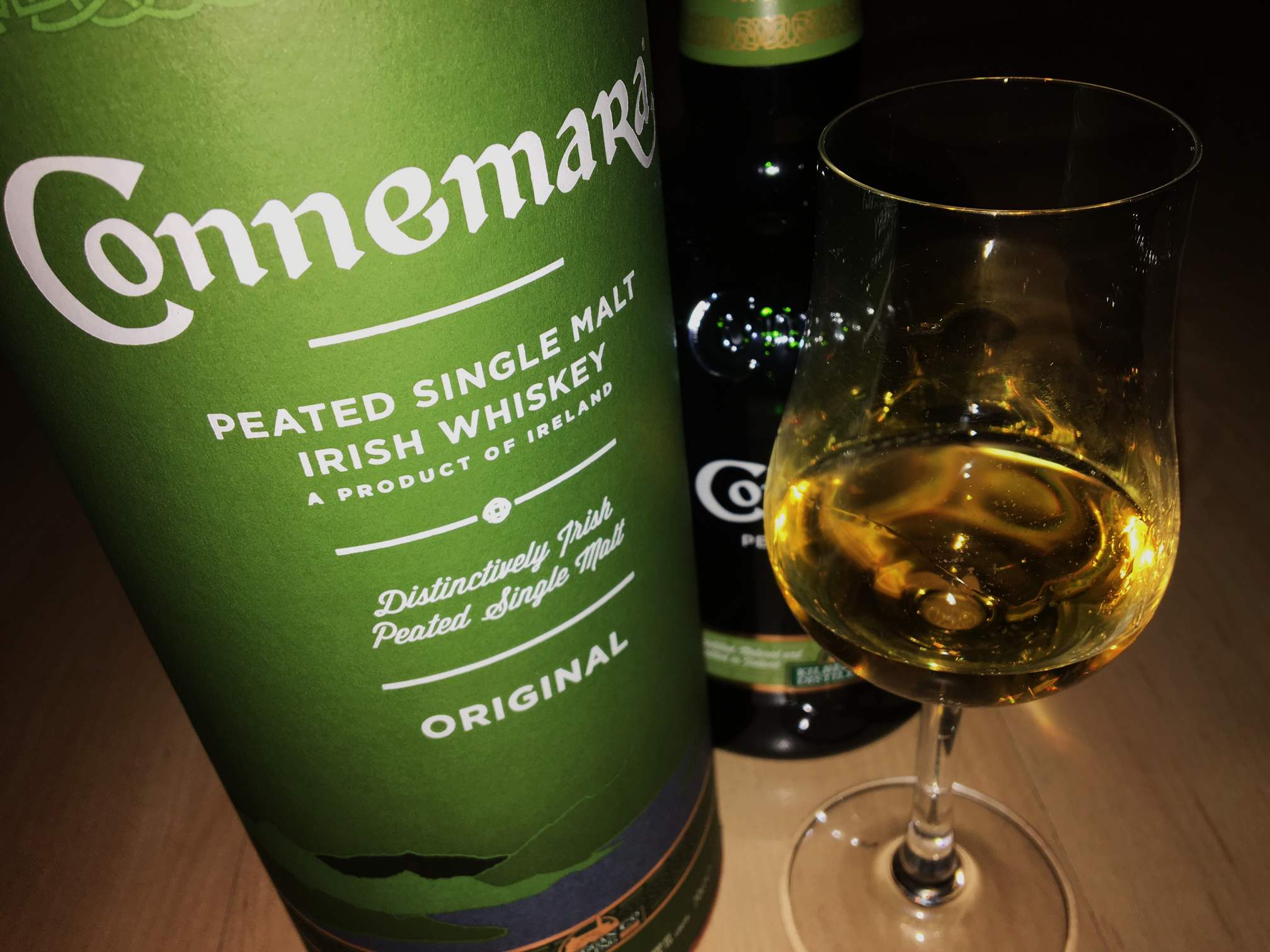 Connemara Peated Single Malt Irish Whiskey im Nosing-Glas.