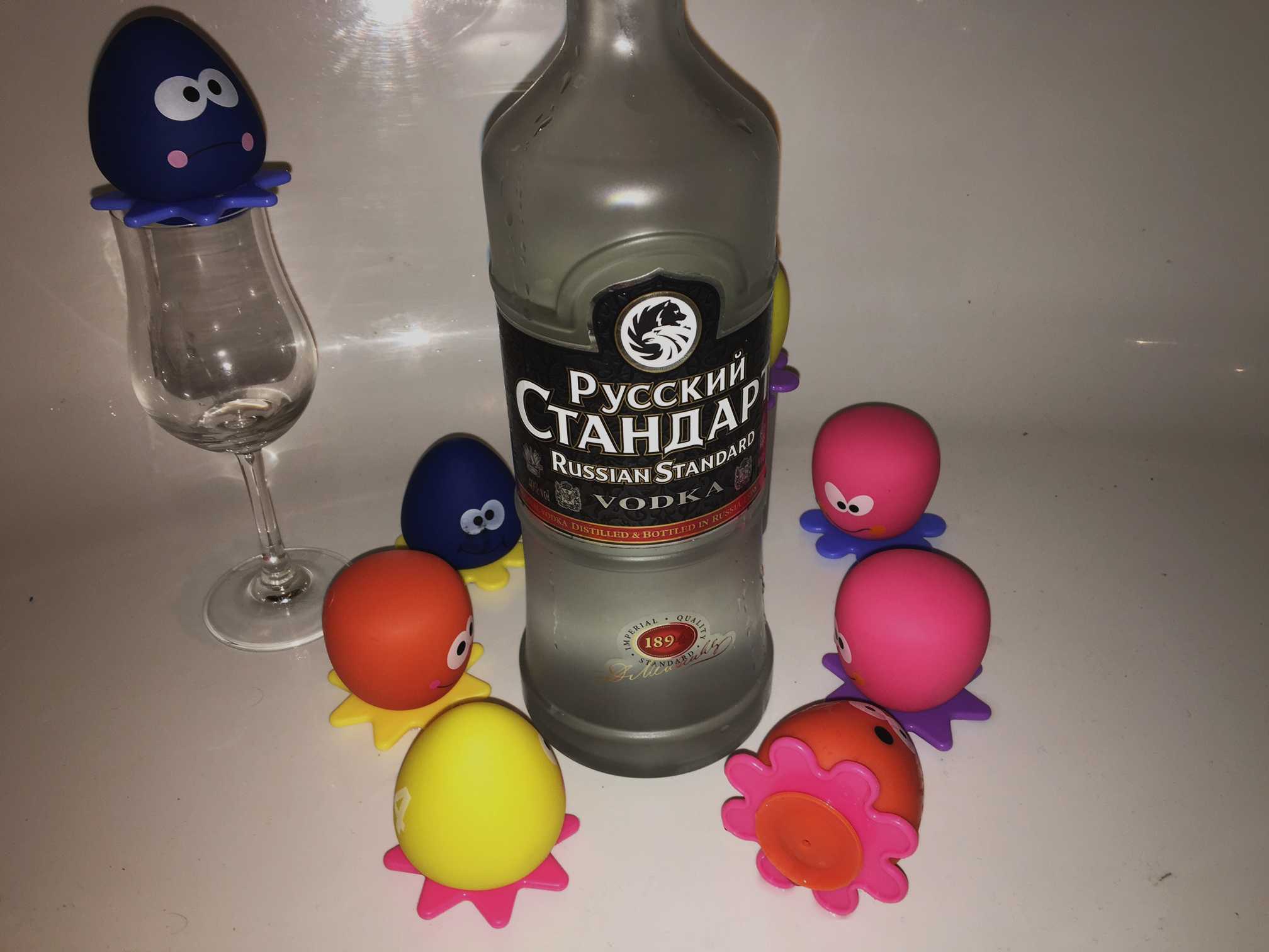 Russian Standard Wodka in einer Badewanne voller Baby-Octopusse?