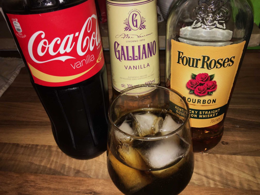 Ein Vanilla Ninja: Whisky Cola mit Coca Cola Vanille, Galliano und Bourbon.