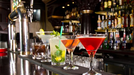 Cocktails mit nur zwei Zutaten gibt's in allen Farben und Formen. Quelle: Fotolia.com © cristi lucaci