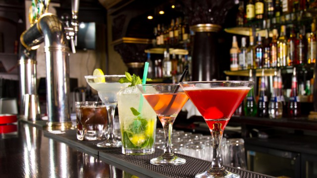 Cocktails mit nur zwei Zutaten gibt's in allen Farben und Formen. Quelle: Fotolia.com © cristi lucaci