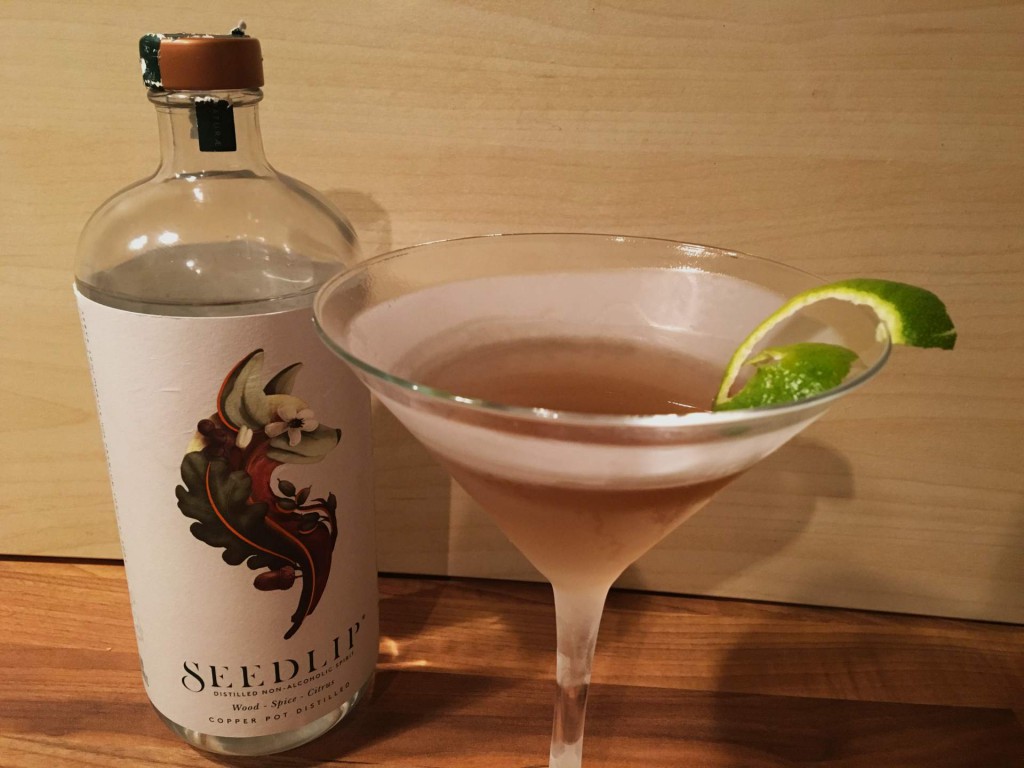 Ein alkoholfreier Seedlip-Martini mit Olivenlake aus dem Glas. 