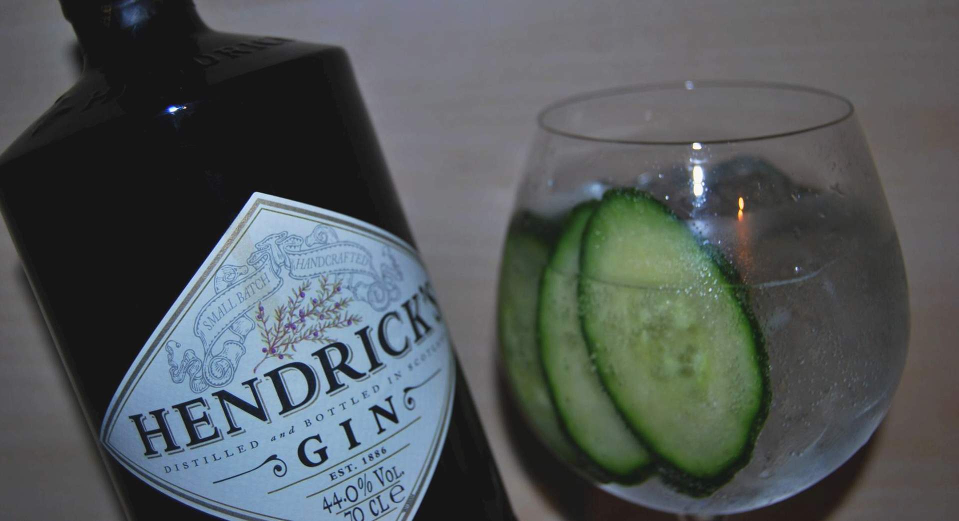 Hendricks Gin mit einem Gin Tonig mit Gurken-Garnitur.
