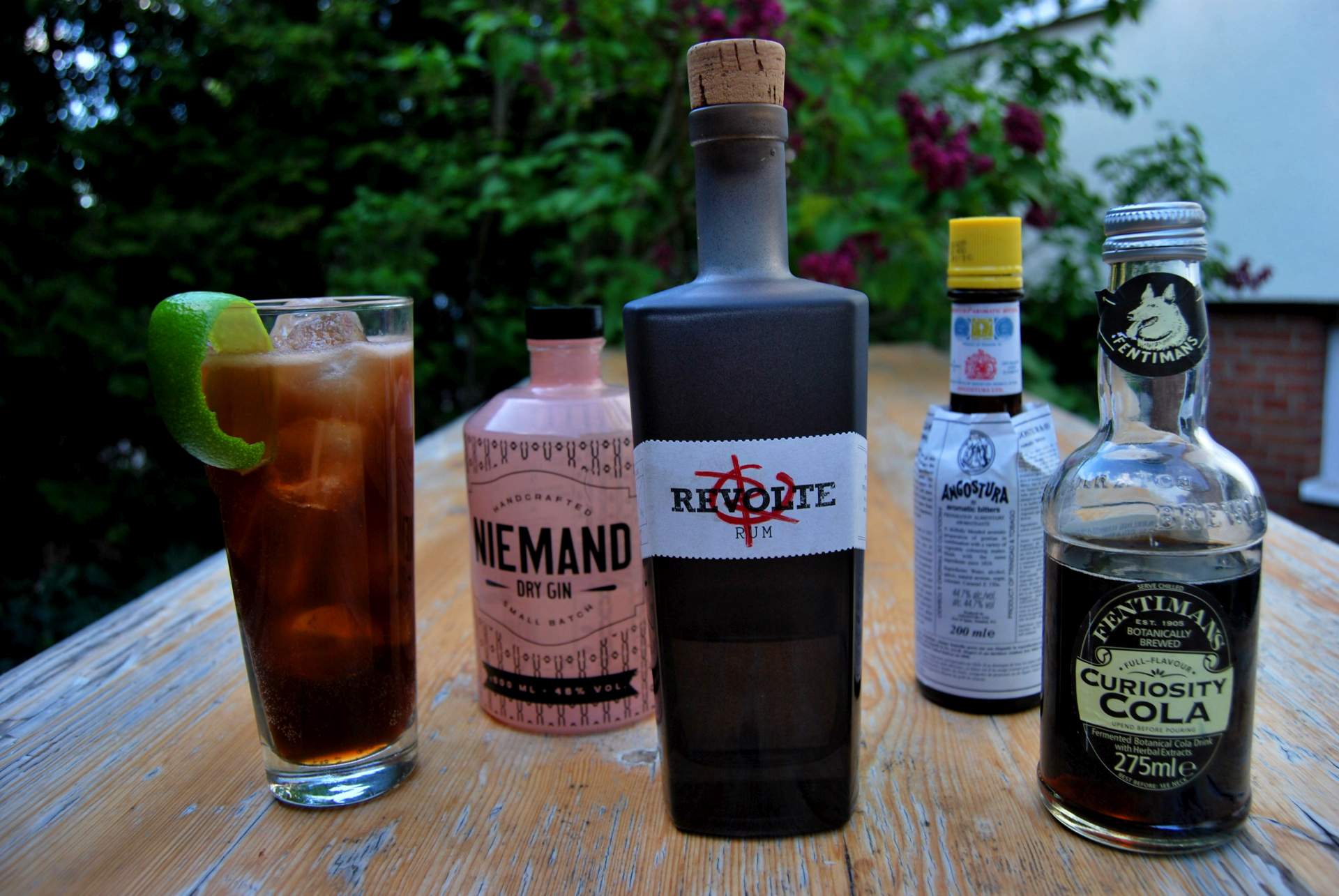 Wir mixen unseren Cuba Libre mit Rum, Cola, Limetten, Gin und Bitters. Da guckt ihr, wa?