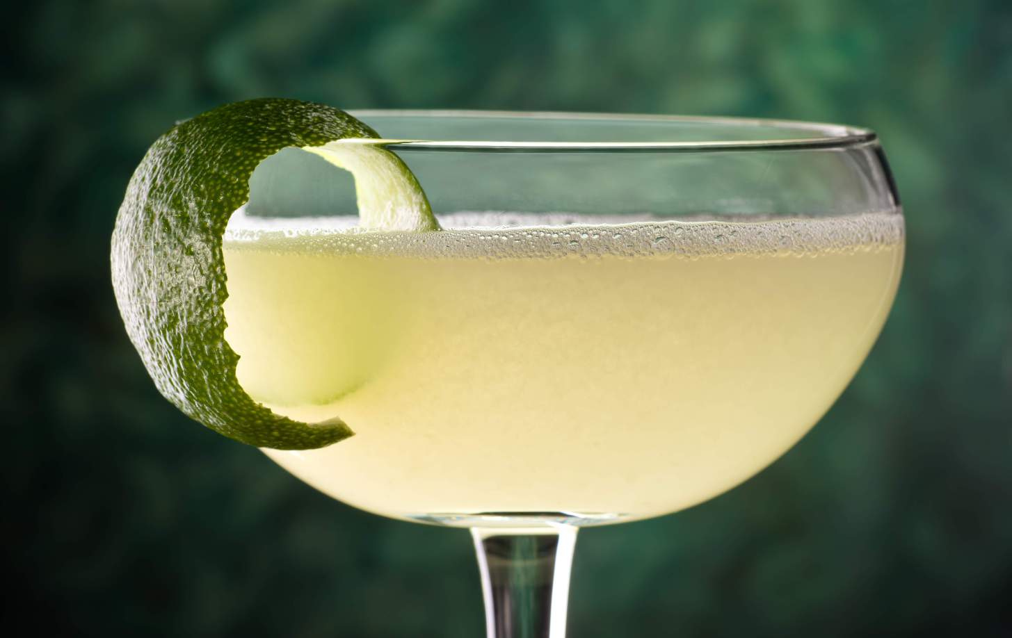 Un cocktail daiquiri avec un zeste de citron vert.  Source : Fotolia.com © fidio