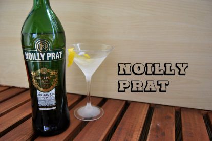 Eine Flasche Noilly Prat mit einem Martini-Cocktail.