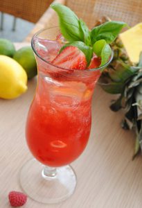 Ein Strawberry Basil Smash-Cocktail mit Basilikum, Erdbeere und Wodka. Quelle: Fotolia.com © myszta