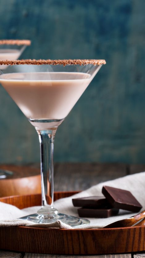 Ein Chocolate Martini mit einem hauchdünnen Rand aus Kakao, ohne Schokosoße. Weniger mächtig, aber edler. Quelle: Fotolia.com © fahrwasser