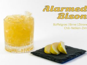 Den Cocktail Alarmed Bison reicht man normalerweise mit flambierten Birnen.