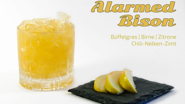 Den Cocktail Alarmed Bison reicht man normalerweise mit flambierten Birnen.