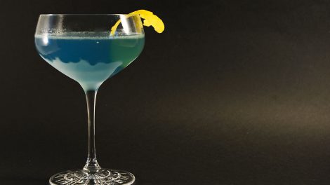 Die Farbpalette des Aviation-Cocktails reicht von grau über lilablassblau bis hin zu tiefem Blau.