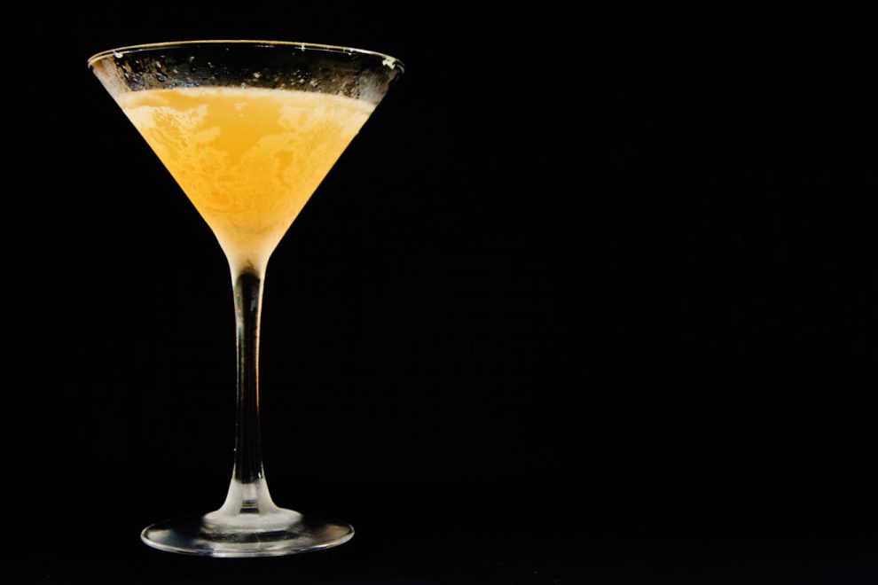 Die Hauptzutaten für den Royal Bermuda Yacht Club Cocktail sind Rum und Falernum, der ihm auch die gelbe Farbe spendiert.