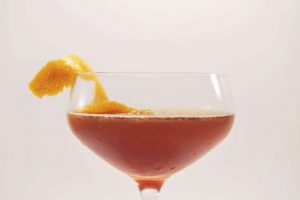 Der Blood and Sand-Cocktail wird mit schottischem Whisky, Orangensat, rotem Wermut und Kirschlikör gemixt.