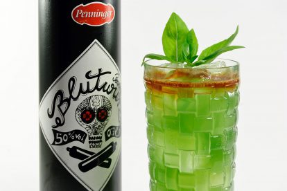 Der Cocktail Blood and Basil bekommt seine grüne Farbe durch ein Zusammenspiel aus Blutwurz, Apfelsaft und Blue Curaçao.