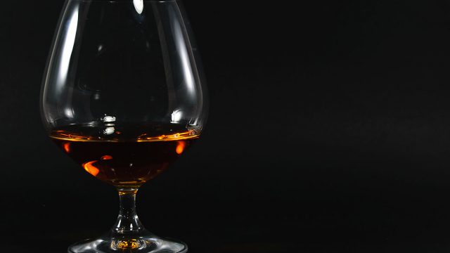 Ein Cognacschwenker aus der Kollektion von Nachtmann Vivendi, gefüllt mit - na was wohl - Cognac.