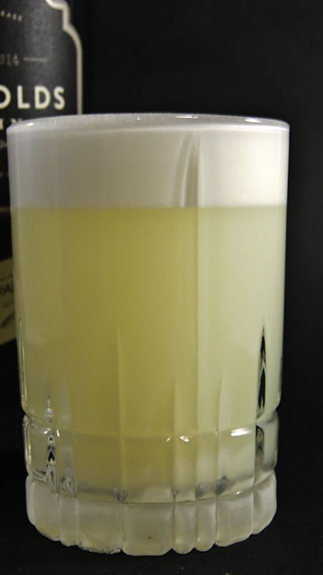 Cotswolds London Dry Gin in einem Silver Fizz mit Ei, Zitrone, Zuckerksirup und Wasser.