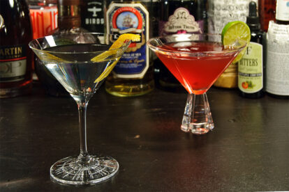 Martinigläser nutzt man natürlich für Martinis, aber auch für diverse andere Drinks. Hier im Bild: Ein Perfect Serve Cocktailglas (vorn) von Spiegelau und ein Nachtmann Havanna (hinten) - beide individuell und robust und im Shop von Nachtmann und Spiegelau zu haben