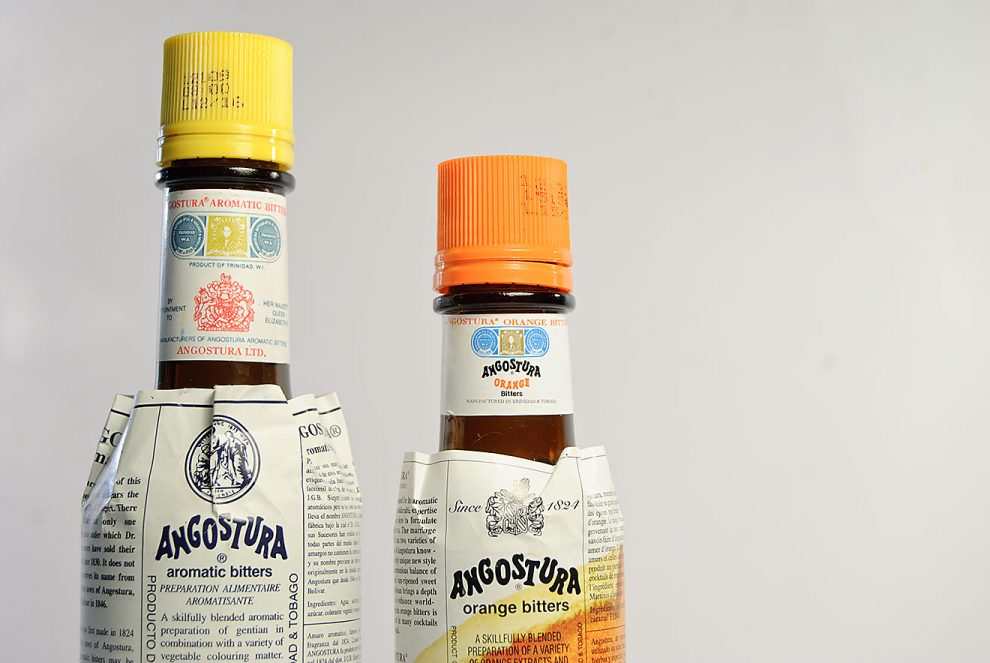 Angostura Bitters und Angostura Orange Bitters - das zu große Etikett ist das Markenzeichen des Unternehmens aus Trinidad.