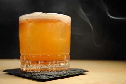 Der Islay Storm stammt aus der Charles Bar in Wittenberg - wir versuchen, den Cocktail anhand der Beschreibung in der Barkarte nachzubauen.