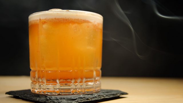 Der Islay Storm stammt aus der Charles Bar in Wittenberg - wir versuchen, den Cocktail anhand der Beschreibung in der Barkarte nachzubauen.