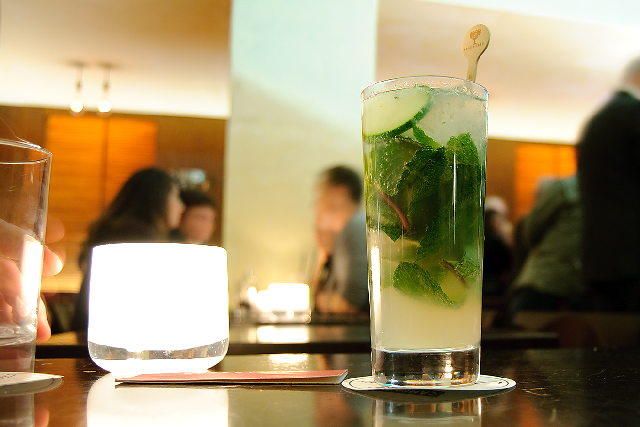 Le London Leaves est un cocktail inventé dans les années 2000 au Schumann's Bar et il se compose de jus de pomme, de menthe, de concombre, de gin, de jus de citron vert, de sirop simple et d'eau.